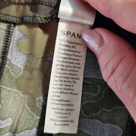 Spanx Women's Green Camouflage Sunshine Shorts, Size XL - Picture 5 of 8